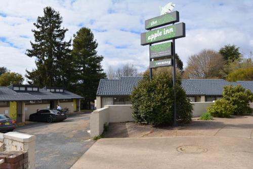 a street sign in front of a parking lot at The Apple Inn in Batlow