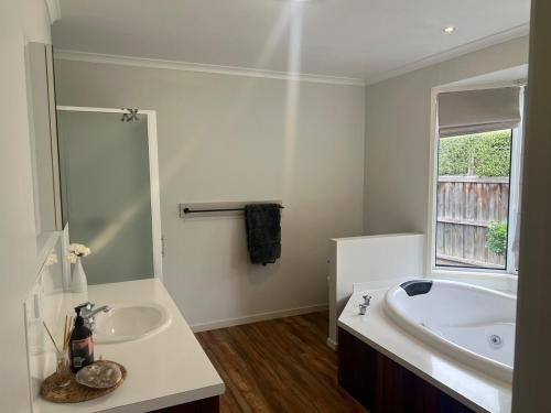 Koupelna v ubytování Large Family Beach House outdoor living