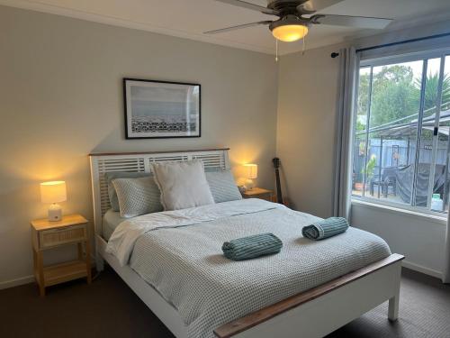 Postel nebo postele na pokoji v ubytování Large Family Beach House outdoor living