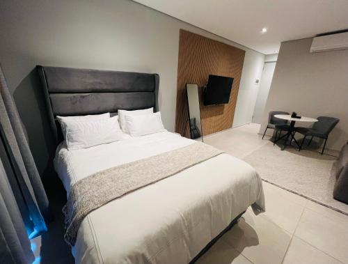 En eller flere senge i et værelse på Zimbali Ocean Club D17, Ballito