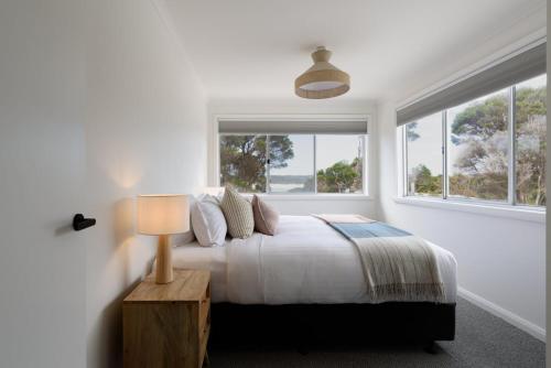 En eller flere senge i et værelse på True North, Weymouth.