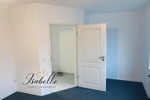 eine weiße Tür in einem Zimmer mit einer weißen Wand in der Unterkunft Isabelle Family Apartment Nähe Schloss Dankern in Haren