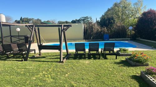 un gruppo di sedie a sdraio accanto alla piscina di Benjamín Relax a Victoria