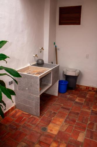 a bathroom with a sink and a toilet in a room at Kazasha-Bari in Barichara
