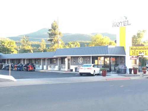 a motel with a car parked in front of it at Highlander Motel in Williams