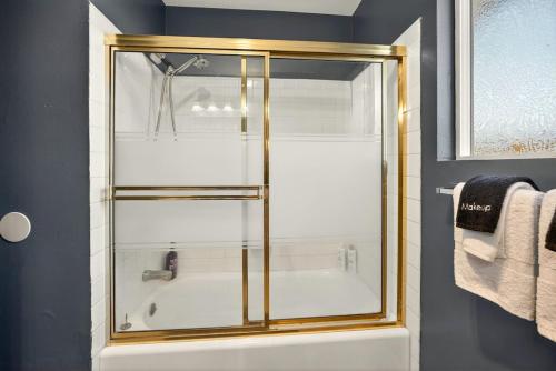 Et badeværelse på Jville Gem, Walk Downtown