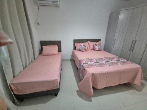 Een bed of bedden in een kamer bij Elis Praia e Aconchego