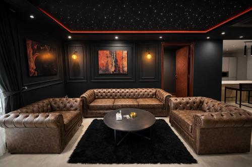 ein Wohnzimmer mit zwei Sofas und einem Tisch in der Unterkunft Presidential Suite In Gold Crest Residency-DHA Phase 4 Lahore in Lahore