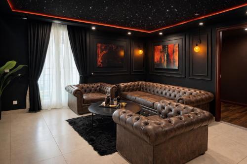 Χώρος καθιστικού στο Presidential Suite In Gold Crest Residency-DHA Phase 4 Lahore