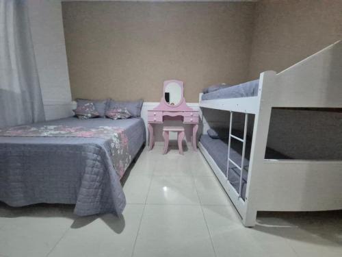 Een bed of bedden in een kamer bij Elis Praia e Aconchego