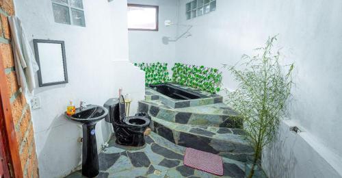 een badkamer met twee toiletten en een stenen trap bij Cabaña Privada Pachamama Ancestral in Medellín