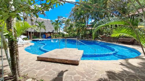 une piscine au milieu d'un complexe hôtelier dans l'établissement El Nido del Colibrí, à Lamas