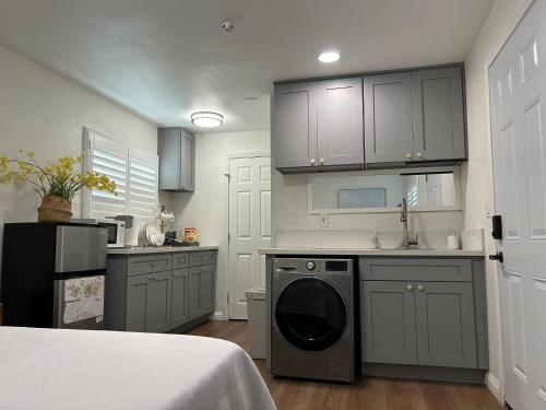 Køkken eller tekøkken på Marbella lane - Exquisite Studio Unit in Ontario