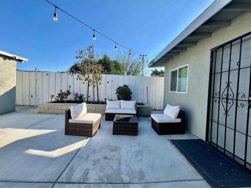 En terrasse eller udendørsområde på Marbella Lane - Serenity Escape Haven 2BR