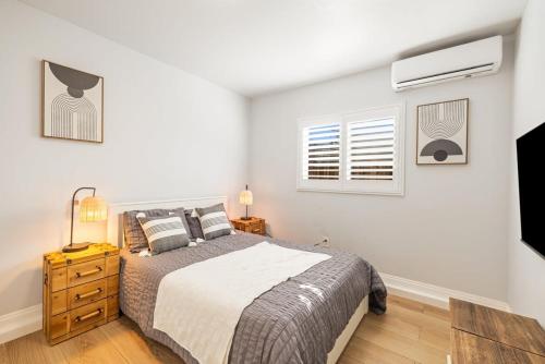 En eller flere senge i et værelse på Marbella Lane - Serenity Escape Haven 2BR