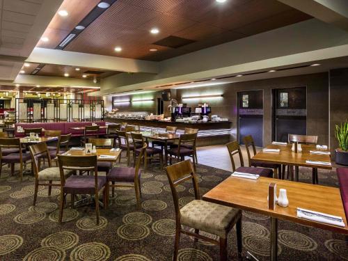 メルキュール シドニー リバプールにあるレストランまたは飲食店