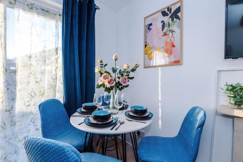 Posezení v ubytování Warwick's Oasis - 2Bed Bungalow, Free Parking, Netflix, Prime & Disney