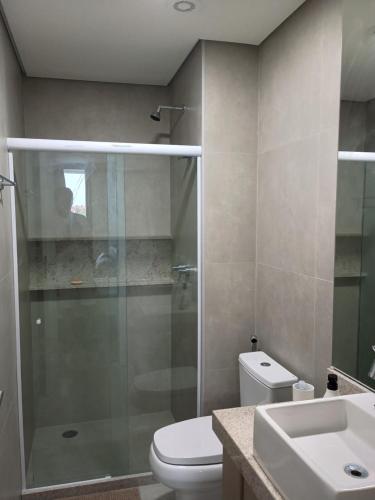 een badkamer met een douche, een toilet en een wastafel bij Studio Beach Class Summer em Porto de Galinhas PE in Porto De Galinhas