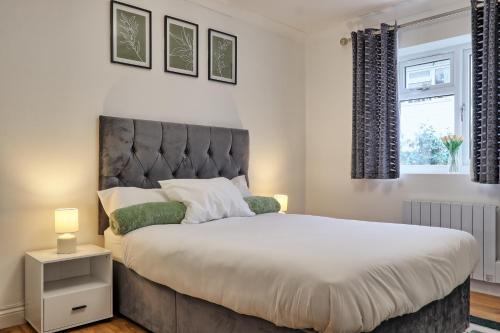 Postel nebo postele na pokoji v ubytování Very Cosy & Lovely 1 Bed Garden Apartment with side access, Suitable for Long Stay and Short Stay