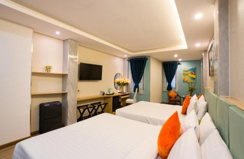 Postel nebo postele na pokoji v ubytování Sunrise Central Hotel