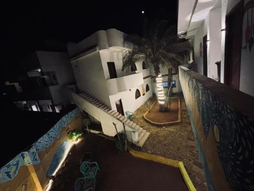 Το κτήριο όπου στεγάζεται  το ξενοδοχείο διαμερισμάτων