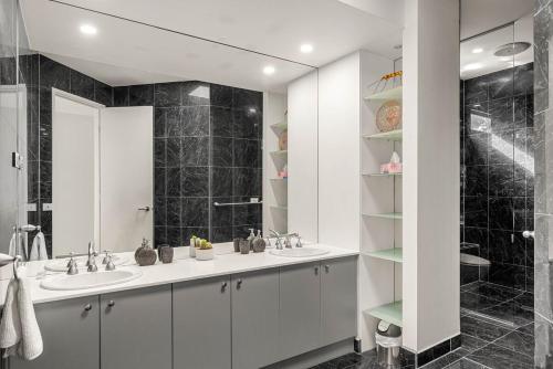 Et badeværelse på Silverdreams Family Retreat on Beach