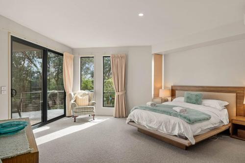 En eller flere senge i et værelse på Silverdreams Family Retreat on Beach