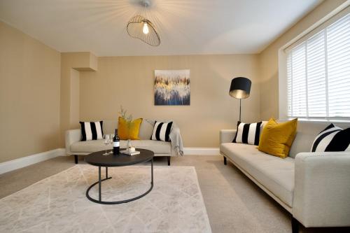 Posezení v ubytování Stunning Warwick Home, EV Charger, Driveway Parking, Free Netflix & Disney