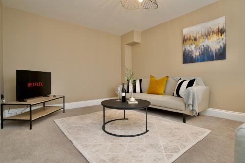 TV a/nebo společenská místnost v ubytování Stunning Warwick Home, EV Charger, Driveway Parking, Free Netflix & Disney