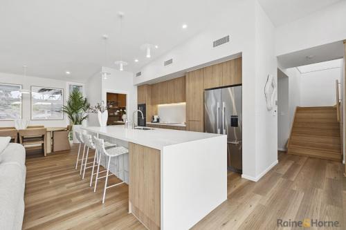 Kuchyň nebo kuchyňský kout v ubytování Quiet Coastal Retreat with BBQ & Outdoor Space