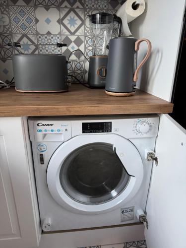 een wasmachine met twee pannen erop bij Loft Opale in Calais