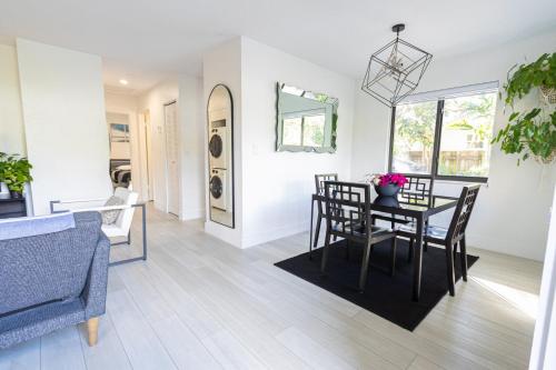 Centrally Located Modern 2bdr Home w Fast WiFi & Parking photo 13