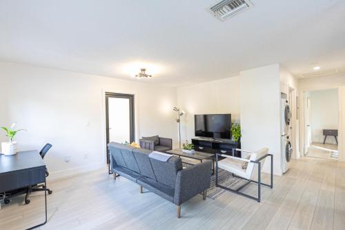 Centrally Located Modern 2bdr Home w Fast WiFi & Parking photo 26