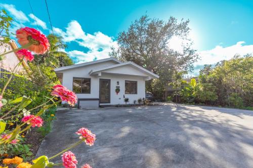 Centrally Located Modern 2bdr Home w Fast WiFi & Parking photo 32