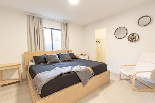 Centrally Located Modern 2bdr Home w Fast WiFi & Parking photo 19