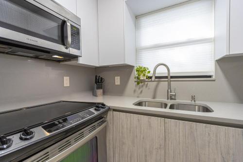 Centrally Located Modern 2bdr Home w Fast WiFi & Parking photo 14