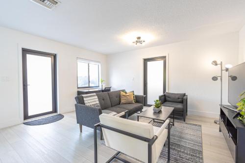 Centrally Located Modern 2bdr Home w Fast WiFi & Parking photo 12