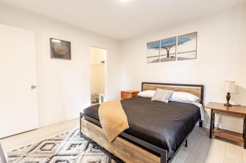 Centrally Located Modern 2bdr Home w Fast WiFi & Parking photo 17