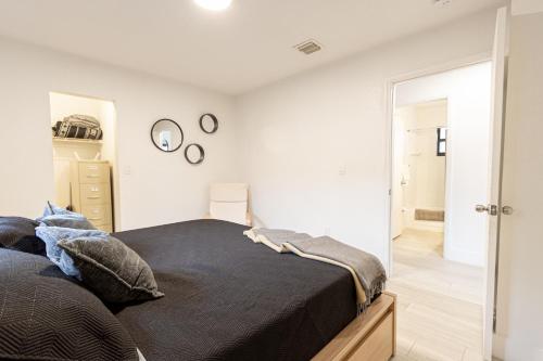 Centrally Located Modern 2bdr Home w Fast WiFi & Parking photo 20