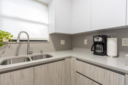 Centrally Located Modern 2bdr Home w Fast WiFi & Parking photo 16