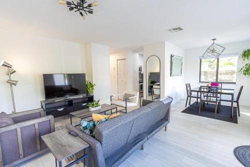 Centrally Located Modern 2bdr Home w Fast WiFi & Parking photo 27