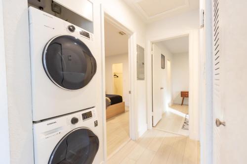 Centrally Located Modern 2bdr Home w Fast WiFi & Parking photo 22
