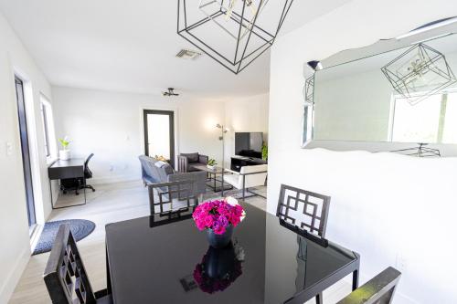 Centrally Located Modern 2bdr Home w Fast WiFi & Parking photo 28