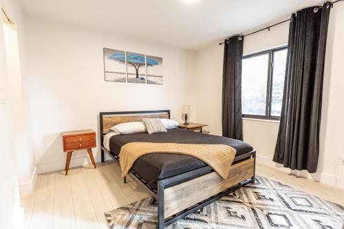 ein Schlafzimmer mit einem Bett und einem Fenster in der Unterkunft Centrally Located Modern 2bdr Home w Fast WiFi & Parking in Miami