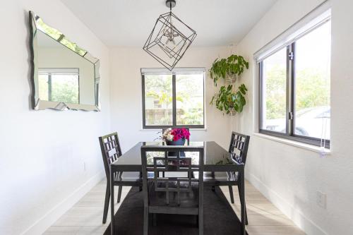 Centrally Located Modern 2bdr Home w Fast WiFi & Parking photo 11