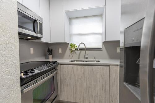 Centrally Located Modern 2bdr Home w Fast WiFi & Parking photo 15