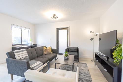 Centrally Located Modern 2bdr Home w Fast WiFi & Parking photo 6