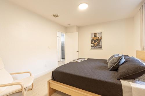 Centrally Located Modern 2bdr Home w Fast WiFi & Parking photo 21