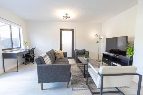 Centrally Located Modern 2bdr Home w Fast WiFi & Parking photo 29