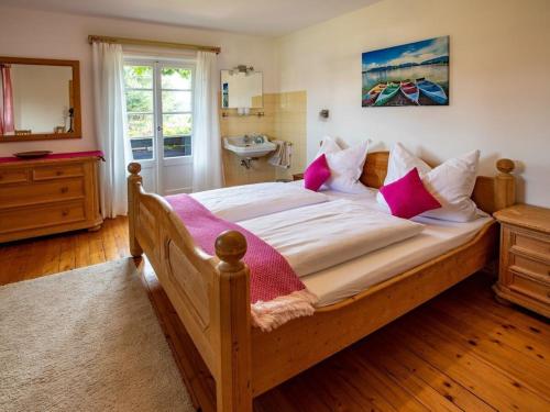 En eller flere senge i et værelse på Holiday home with 3 bedrooms